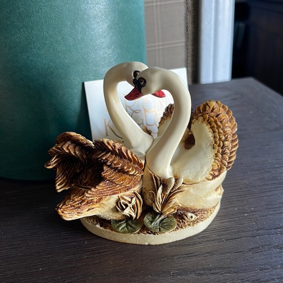 Harmony Kingdom Pillow Talk Pair of Swans - Picture 10 of 12